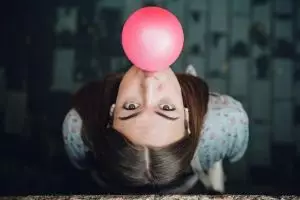 Ini efek berbahaya jika permen karetmu nggak sengaja tertelan, waduh!