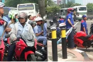 Netizen ke buruh: Pantesan gajinya kurang, tunggangannya begitu...
