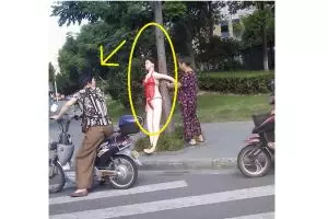 Protes pemotor suka ngebut, nenek ini pajang boneka seks di tepi jalan