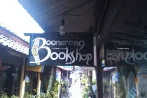 Tak disangka toko buku langka ini ada di dekat lokalisasi, mampir ya?