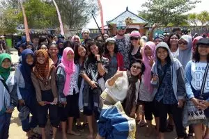 Kami menemukan identitas siswa yang dicari bule ini di Bali