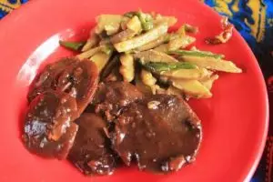 Menu di warung ini serba jengkol, tapi nggak bikin bau! Mau coba?