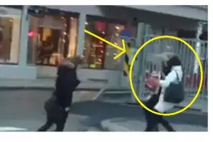 VIDEO: Angin super kencang ini bikin pejalan kaki sempoyongan, ngeri!