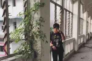 Coba perhatikan sosok di belakang pria ini, siapakah dia?