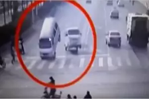 3 Mobil ini tiba-tiba terbang, kok bisa ya?