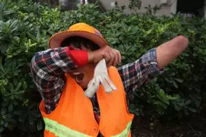 Wanita bertangan satu ini rangkap 3 pekerjaan demi hidupi dua putrinya