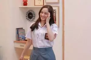 13 Artis usia 20 tahunan ini masih saja imut pakai seragam sekolah