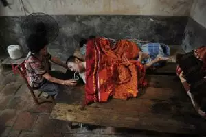 Kisah nenek 81 tahun, rawat orang lumpuh selama 37 tahun, salut!