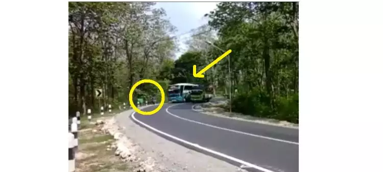 VIDEO: Aksi ugal-ugalan bus nyaris seruduk pemotor di tikungan sempit