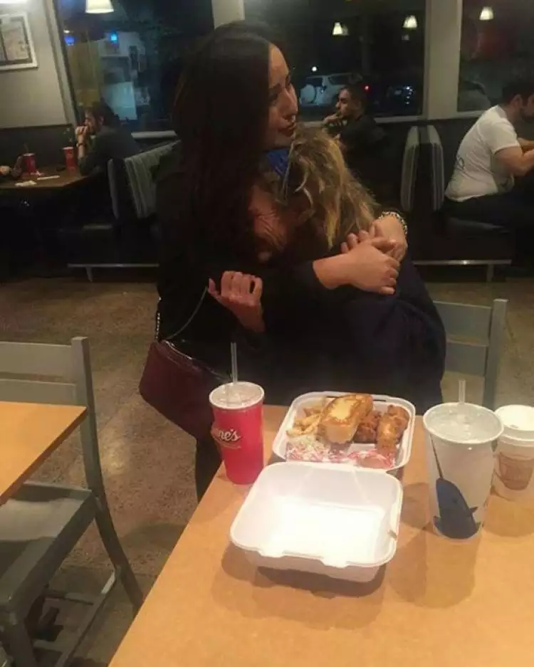 Gadis ini membeli makan untuk  tunawisma dan memeluknya, mengharukan!