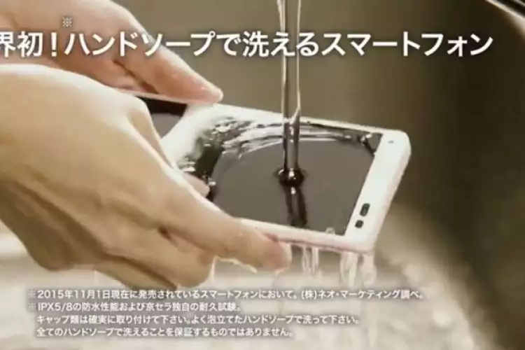 Jepang luncurkan smartphone yang bisa dicuci dengan sabun