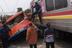KRL tabrak Metromini di Perlintasan Angke, belasan tewas