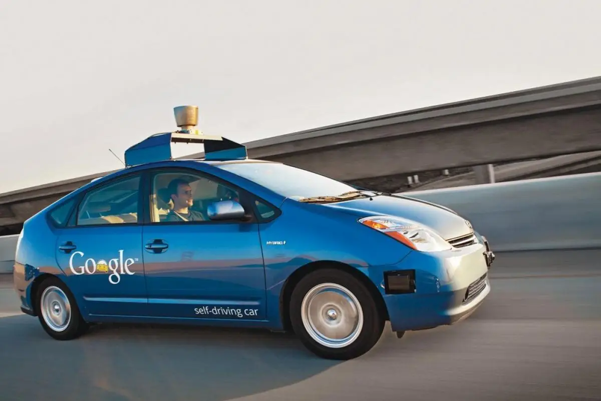 Teknologi ini yang membedakan mobil tanpa awak Google dan Tesla