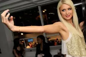 Paris Hilton bikin alat khusus buat selfie, sekeren apa ya hasilnya?