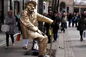 Trik menakjubkan di balik pertunjukan duduk melayang, nggak nyangka!