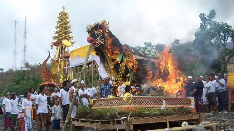 8 Ritual pemakaman unik ini hanya ada di Indonesia, kamu sudah tahu?