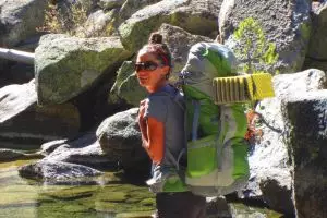 Suka mendaki? Begini cara packing yang benar agar tak merusak postur