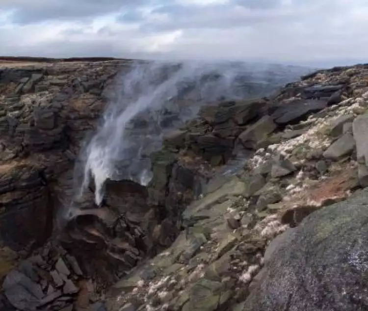 VIDEO: Keajaiban air terjun ini mengalir ke atas, kok bisa ya...