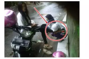 Pamer foto kaki dicium teman, gadis ini dihujat netizen