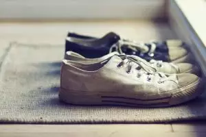 7 Alasan kenapa kamu 'haram' memakai sepatu di dalam rumah, jangan ya!