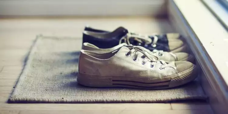 7 Alasan kenapa kamu 'haram' memakai sepatu di dalam rumah, jangan ya!
