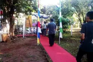 Di Depok pemilih melewati karpet merah ala-ala tamu penting, kreatif!