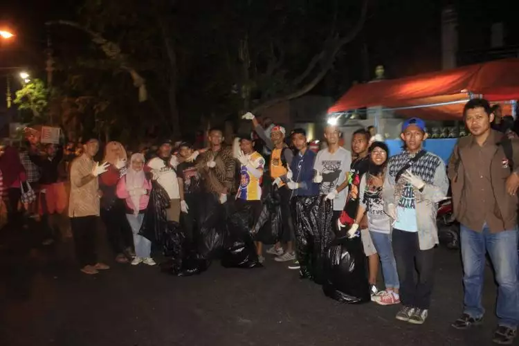 Sekumpulan pemuda ini rela punguti sampah di Sekaten 2015, salut!
