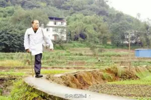 Dokter berkaki satu ini pahlawan bagi yang sakit dan kaum papa, salut!