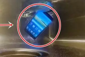 Jangan dinyalakan! Ini yang perlu dilakukan saat HP-mu jatuh ke air