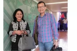 Kesederhanaan Ibu Negara memilih naik pesawat ini bikin kagum