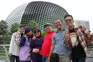 Gara-gara tersesat, rombongan ini gagal pose kece di Marina Bay