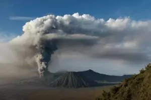 Aktivitas Bromo meningkat Bandara Abdulrachman Saleh kembali ditutup 