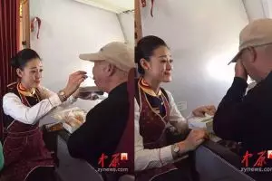 Foto pramugari yang berlutut di depan kakek lumpuh ini bikin mewek