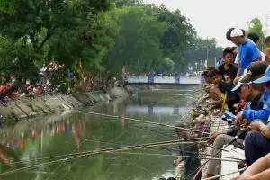Kali kotor dan bau disulap jadi tempat mancing massal