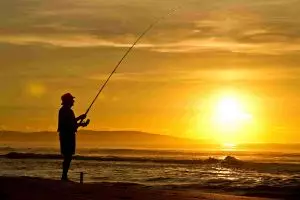 10 Kegiatan simpel ini bikin liburan di pantai tambah asyik, sumpah!