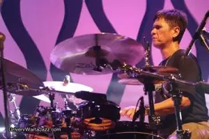 Seorang drummer dipercaya sangat cerdas dan cenderung selalu bahagia