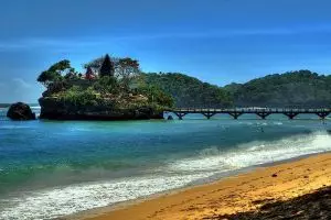 10 Tempat wisata dengan mitos bikin putus cinta, berani ke sini?