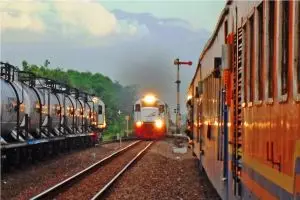 Komunitas ini lindungi kamu dari bahaya tertabrak kereta api, keren!