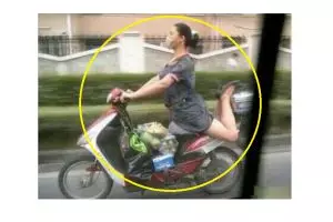 28 Aksi ibu-ibu jadi raja jalanan dari kocak sampai ngeri abis, duh!