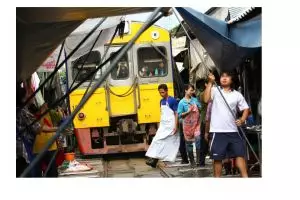 Pasar terkenal ini berada di jalur kereta api, kamu berani belanja?