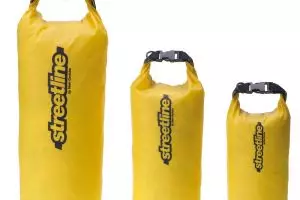 6 Barang yang laris diburu pendaki saat musim hujan