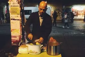 Pengungsi Suriah ini bagikan makanan gratis ke gelandangan di Berlin