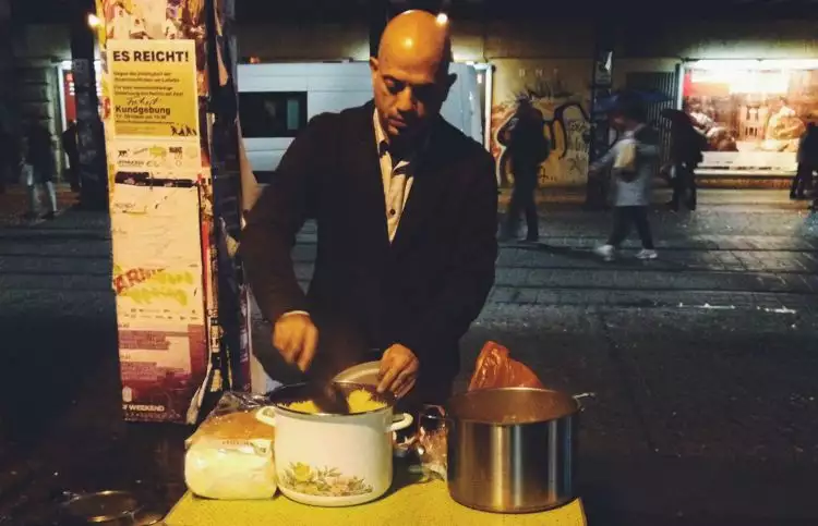 Pengungsi Suriah ini bagikan makanan gratis ke gelandangan di Berlin
