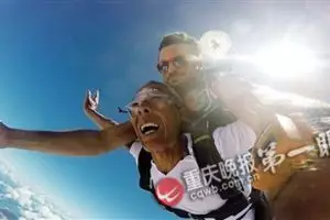 Ajaib! Kakek 70 tahun sembuh dari kanker gara-gara terjun payung