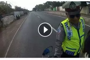 VIDEO: Polisi ini ciut nyalinya, gelar razia tak bisa tunjukkan SPT