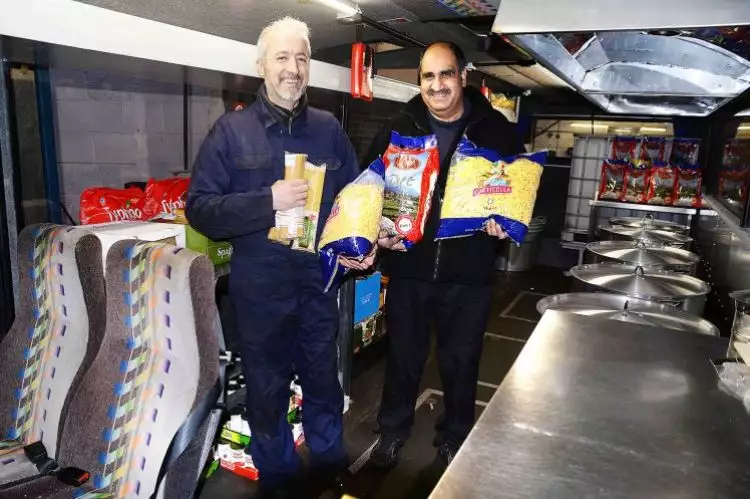 Kakek ini memodifikasi bus dan bagikan makanan untuk migran Suriah