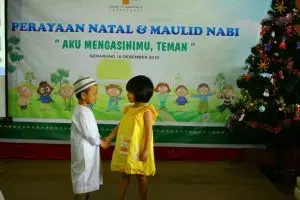 Foto ini tunjukkan indahnya toleransi beragama sejak kecil