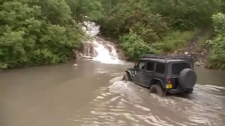  Rekaman offroad Jeep taklukkan sungai ini dihujat netizen, kenapa?