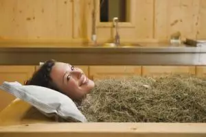 13 Cara mandi nyeleneh ini berkhasiat buat kesehatan, kamu mau coba?