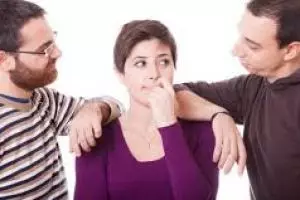 Pilih mana, cowok mapan atau yang lebih perhatian? 